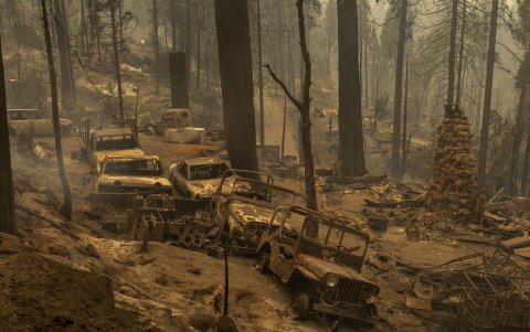 SHAVER LAKE. Una comunidad de casas de campo quedaron en ruinas a lo largo de Auberry Road en el área de Meadow Lakes tras el incendio del martes 8.