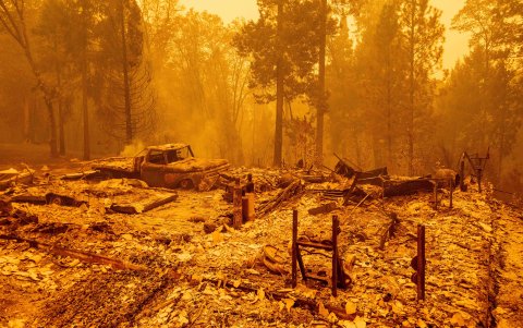 BUTTE. Así quedó una de las casas de campo en este condado de California, luego de que las llamas convirtieran esta zona en un verdadero infierno.