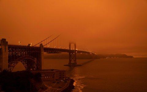 SAN FRANCISCO. El famoso puente Golden Gate aparece sumergido bajo una espesa cortina de humo, productos de los incendios en varios condados californianos.