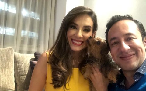 César junto a su novia, la actriz Andrea Muñoz, y su mascota.