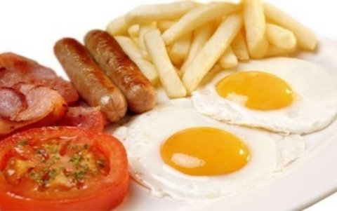 Los alimentos ricos en grasa dificultan el trabajo del hígado.