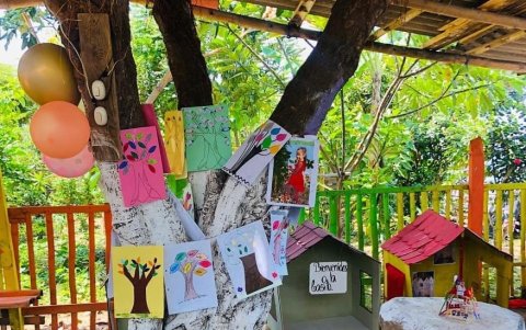 De un árbol colgaban los dibujos con los que los niños participaron en el concurso.