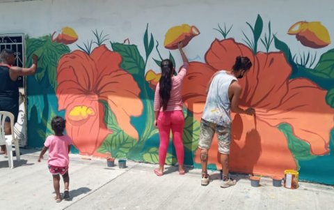 Los miembros del colectivo Lachiwana colaboraron con los niños en la realización de un mural.