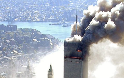 Una imagen del 11 de septiembre de 2001, tomada por el Departamento de Policía de la ciudad de Nueva York, muestra una vista aérea de una torre en llamas del World Trade Center.Y