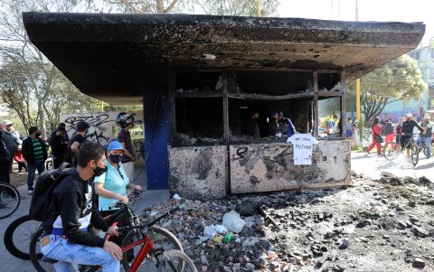 BOGOTÁ. Ciudadanos observan los restos incinerados del Centro de Atención Inmediata (CAI) La Gaitana de la Policía en la localidad de Suba.