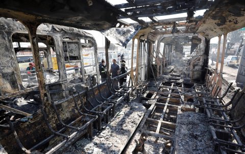 BOGOTÁ. La parte interior de uno de los buses incinerados durante las protestas de la noche del miércoles de TransMilenio.