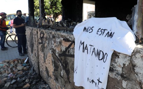 BOGOTÁ. Una camiseta colgada entre los escombros lanza el mensaje: 