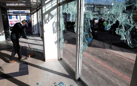 BOGOTÁ. Un hombre limpia los escombros de un local comercial destruido tras los enfrentamientos del miércoles entre manifestantes y policías en el barrio Villa Luz.