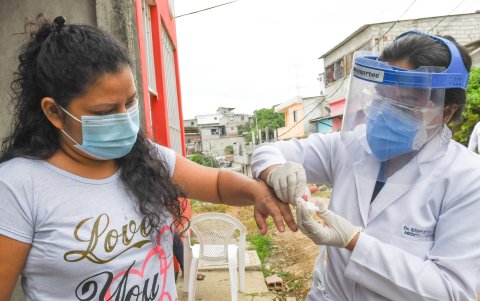 Una doctora del Municipio de Guayaquil realiza examen de coronavirus en un barrio del Puerto Principal.