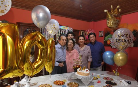 Don Ángel junto a algunos de los miembros de su familia.