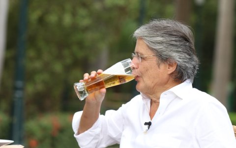 Aunque toma cerveza, su bebida favorita es Coca Cola light con whisky.