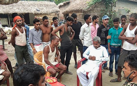 Uttar Pradesh. Reunidos en asamblea los vecinos de Midania definen la suerte que debería tener el animal salvaje tras su captura.