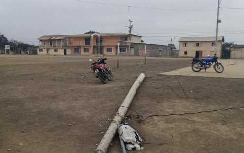 El poste mide 12 metros de altura. La estructura estaba deteriorada.