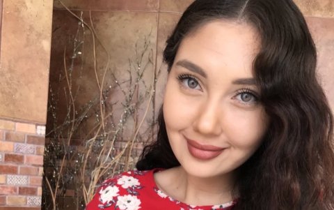 La joven acoge gatos de hasta dos semanas de edad.