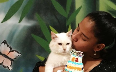 Su mamá gatuna posa junto a él por la celebración de los dos años de su adopción.