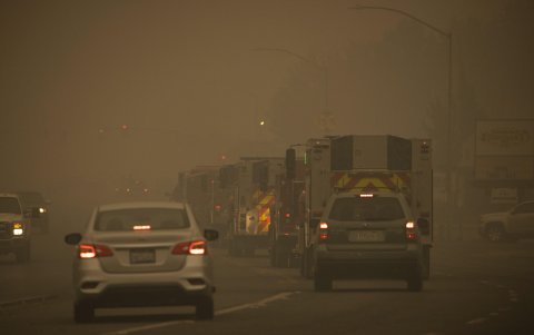 Oroville. Una espesa humareda afecta la circulación vehicular por una carretera cercana a la zona donde miles de hectáreas de bosque desaparece a causa del fuego.