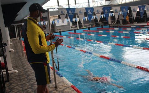 Eduardo Salas, entrenador general de Marcela, supervisa los entrenamientos que retomaron hace más de una semana en la Capital.