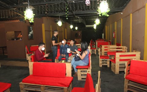 Cambio. Muchos bares y discotecas ya funcionan como restaurantes para intentar enfrentar la crisis.