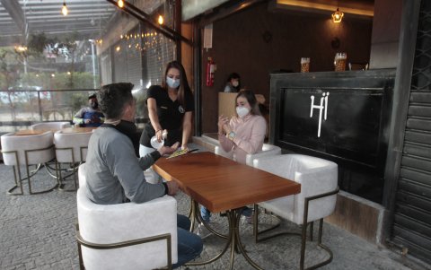 Los restaurantes que han reabierto sus puertas indican que no han logrado recuperar ni el 30 % de las ventas que tenían antes de la pandemia.