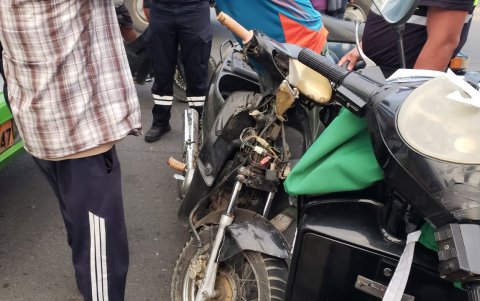 Hecho. Así quedó la motocicleta de la víctima, tras el accidente ocurrido ayer por la tarde.