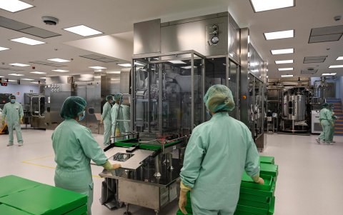 Anagni. Técnicos de laboratorio participan en las pruebas de llenado y envasado para la producción y suministro a gran escala de la vacuna candidata COVID-19 de la Universidad de Oxford.