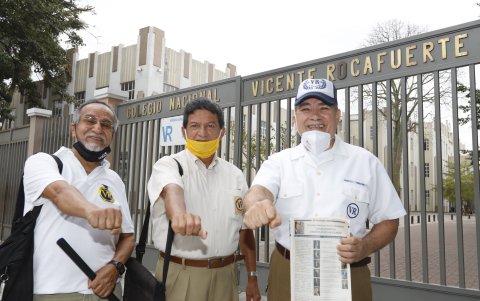 José Antonio López, Galo Palacios y Francisco Corredores, persisten en su reclamo por la pérdida de los bienes patrimoniales del colegio.