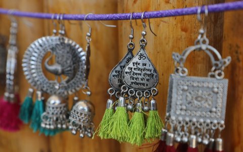 Elementos. Los participantes pudieron observar accesorios de belleza tradicionales del país asiático.