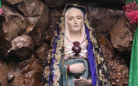 Una vez al año, la efigie de la Madre Dolorosa es sacada de la gruta para la conmemoración de su festividad.
