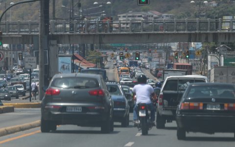 Congestionamiento. El incesante aumento de vehículos en la ciudad se refleja en los cada vez más frecuentes y extensos trancones.