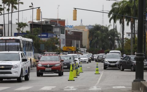 Ausencia. En calles como Las Monjas y Víctor Emilio Estrada, y en tramos de la vía Daule y la Juan Tanca Marengo, era común ver a agentes de tránsito en horas pico. En su lugar, ahora hay conos.