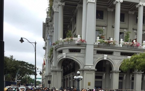 Espera. Los propietarios de los negocios se instalaron en los bajos del Municipio de Guayaquil.