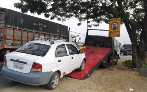 Operativo. Los vehículos fueron retirados con ayuda de grúas.