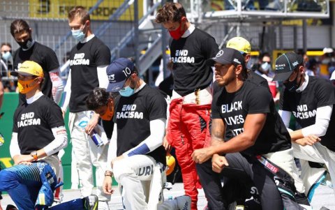 os pilotos de F1 rinden homenaje a George Floyd en el Gran Premio de Austria 2020.