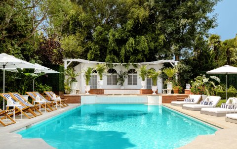 La piscina ubicad detrás de la mansión empleada en 'El príncipe del rap'.