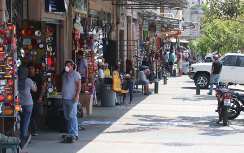 Efecto. La calle Ayacucho concentra locales de un mismo negocio. Los expertos sugieren que en la ciudad, otros puntos cuenten con espacios similares.