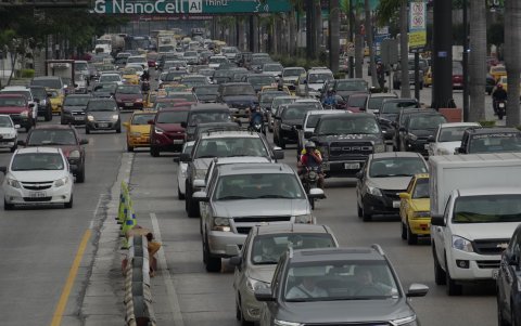 En la avenida Pedro Menéndez Gilbert, en Guayaquil, este fue el panorama que se observo. Hubo decenas de autos con placas pares circulando.