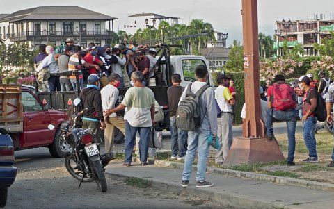 En los exteriores de algunas ciudadelas de La Puntilla este fue el escenario, ayer. Entre las personas hubo quienes no portaban su mascarilla.