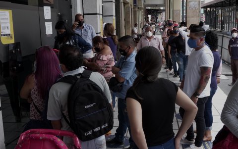 La aglomeración fue evidente en los exteriores de las entidades bancarias de la ciudad.