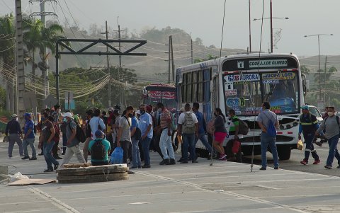 Las paradas de buses de la avenida León Febres Cordero permanecieron llenas de pasajeros. Los usuarios se apilaban y no cumplían con el distanciamiento.