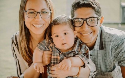 Los padres de Joaquín, Andrea Alvarado y Daniel Herrera, luchan contra las adversidades por la salud de su hijo.