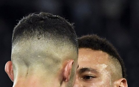 Neymar Jr. (d) reclamó por los supuestos insultos raciastas que le habría dicho el jugador del Marsella, Álvaro González.