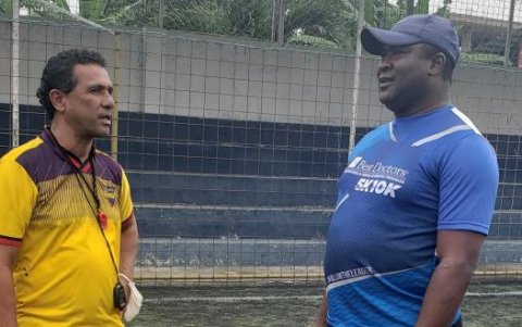 Los entrenadores Víctor Araujo y Edison Osito Maldonado en la escuela Canteras de Naranjal.