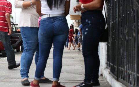 Trabajadoras sexuales se instalan a lo largo de la calle 17 a diario, pese a los controles.