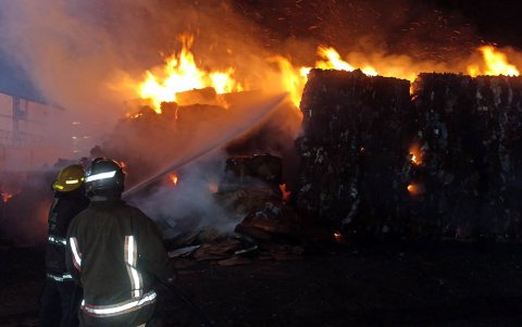 Los bomberos de tres cantones se unieron para combatir el incendio.