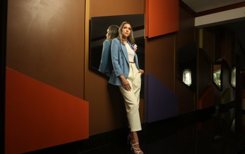 Es la directora creativa de los diseños de ropa Étoile.