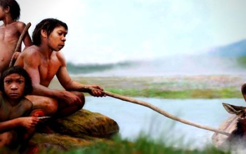 Recreación de una escena de homo sapiens empleando aguas termales para cocinar sus alimentos.