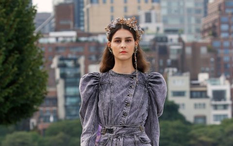 Este traje en tonalidades grises, que luce bien en el día.