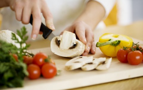Lave la tabla de madera u otro material, antes de picar alimentos