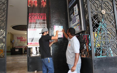 En la Casa de la Cultura se colocan los afiches para la difusión de sus salones de arte.