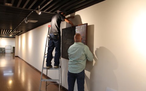 En las salas se adecuan los espacios para recibir las obras.